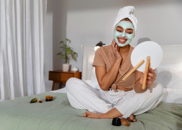 Foto gratuita donna che fa la sua routine di bellezza a casa