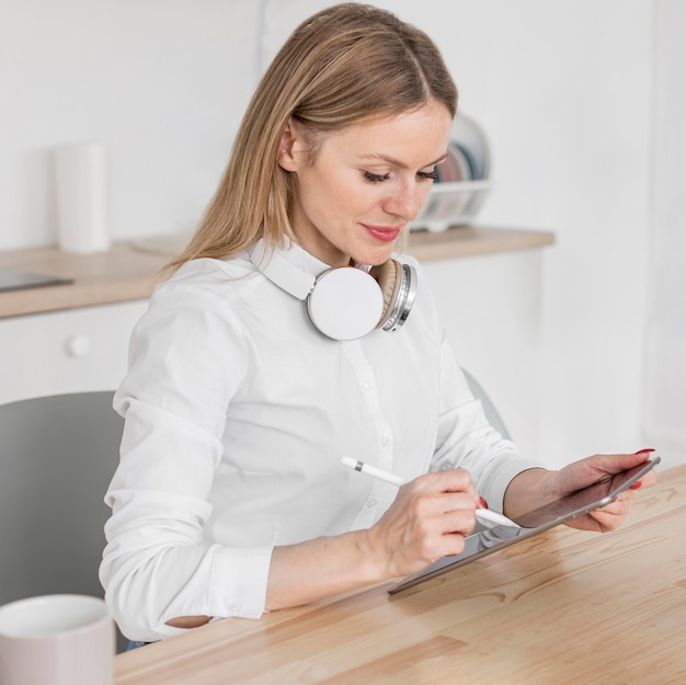 Foto gratuita donna che fa le sue lezioni sul suo tablet