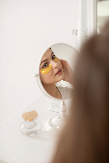 Free photo woman doing her selfcare ritual