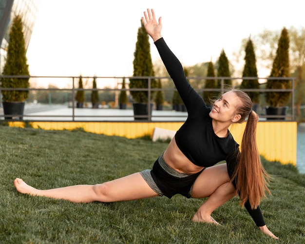 Foto gratuita donna che fa il suo allenamento all'aperto