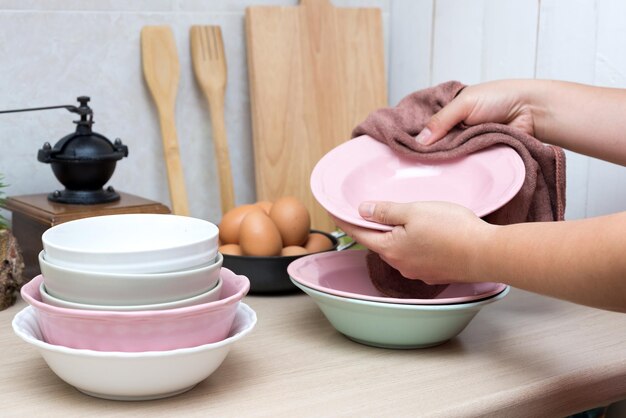 Free photo woman doing housework in the kitchen cleaning concept