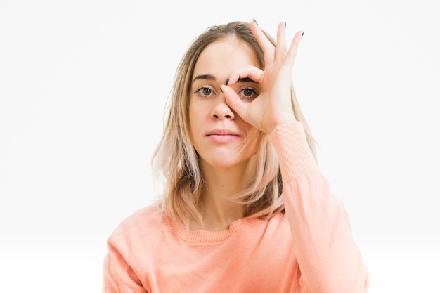 Foto gratuita donna che fa gesto di sguardo