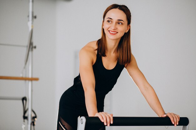 Foto gratuita donna che fa pilates su un riformatore