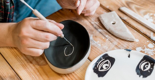 彼女のワークショップで陶器の傑作をやっている女性