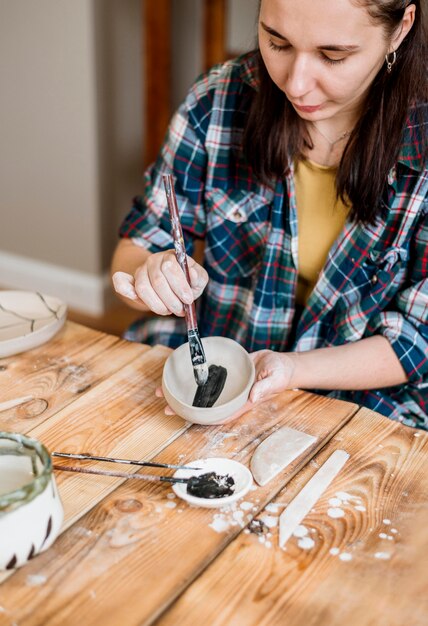 陶器の傑作をやっている女性