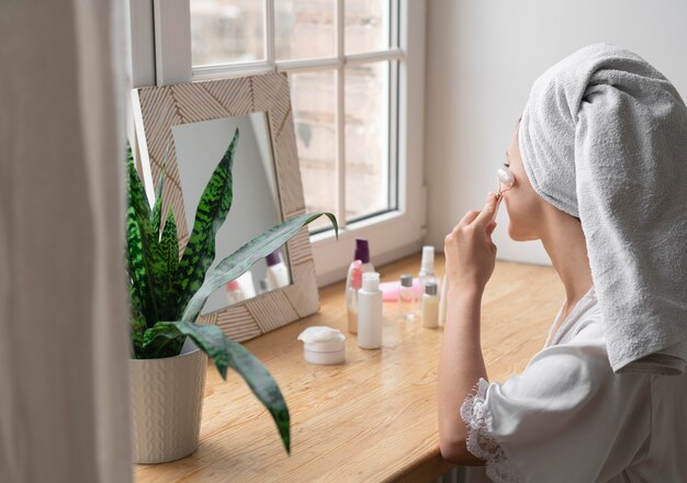 Free photo woman doing a self care routine at home