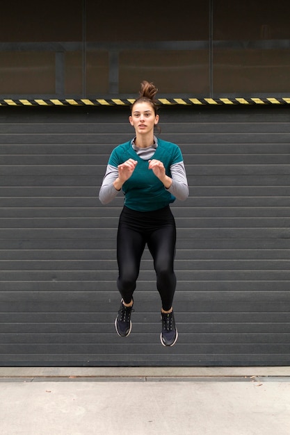 Foto gratuita donna che fa esercizi sportivi