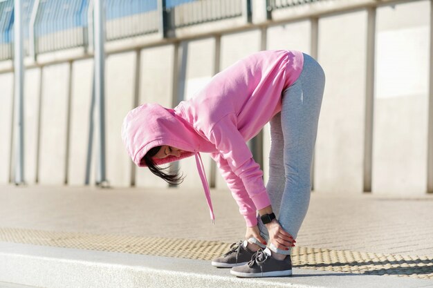 Foto gratuita donna che fa sport all'aperto