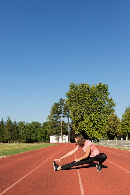 ストレッチ運動をしている女性