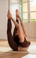 Foto gratuita donna che fa yoga per pulire il chakra