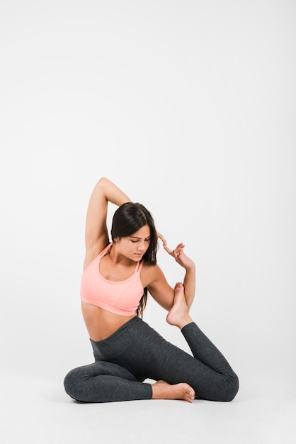 Женщина делает упражнения йоги