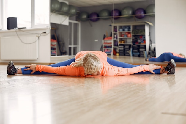 Donna che fa yoga. stile di vita sportivo. corpo tonico