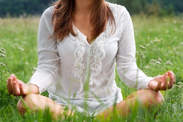 Foto gratuita donna che fa yoga