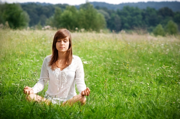 Foto gratuita donna che fa yoga