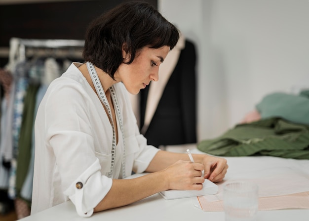 Foto gratuita schizzo di vestiti di disegno della donna