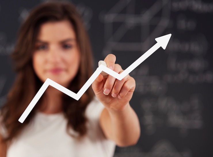 Free Photo woman drawing graph