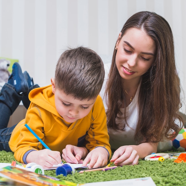 Free photo woman drawing with boy