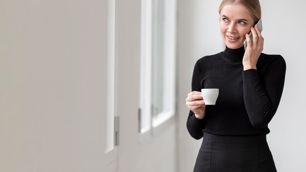 コピースペースでコーヒーを飲む女性