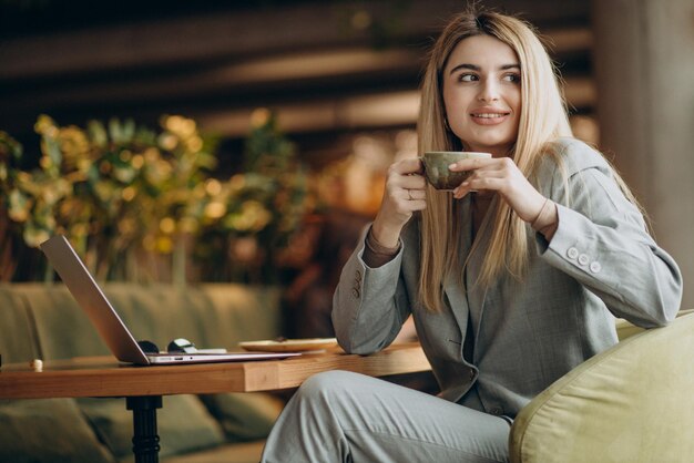 カフェでコーヒーを飲む女性