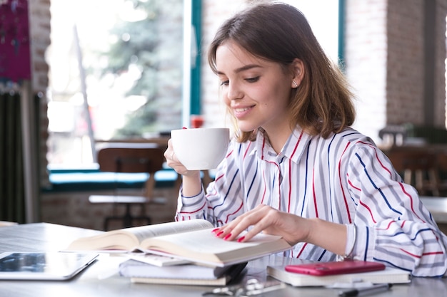 Woman drinking coffee and reading