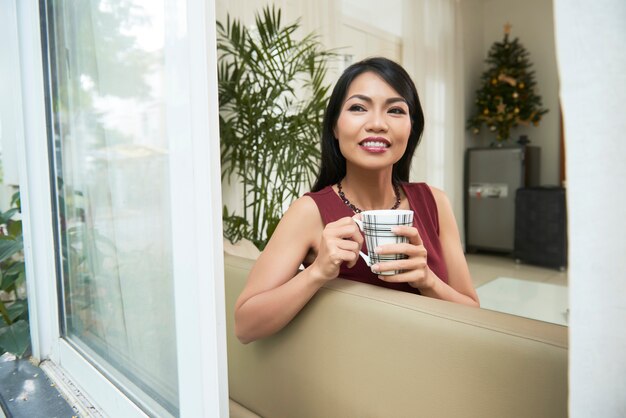 コーヒーを飲む女性