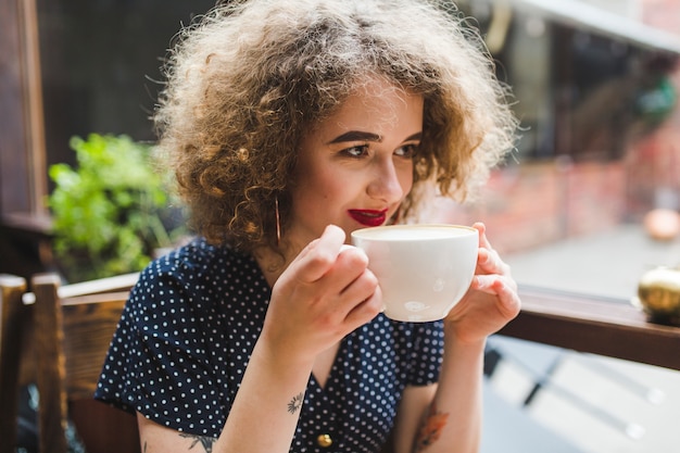 女性のコーヒーを飲む