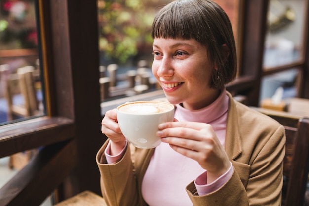 Donna che beve caffè