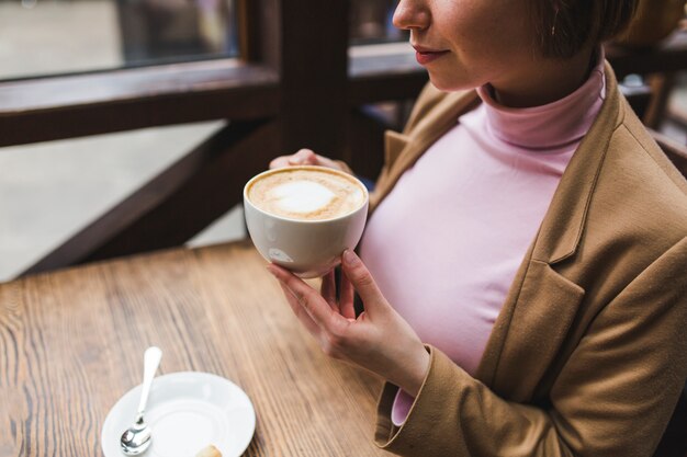 女性のコーヒーを飲む