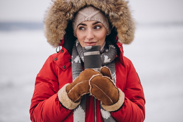 Бесплатное фото Женщина пьет горячий чай зимой на улице