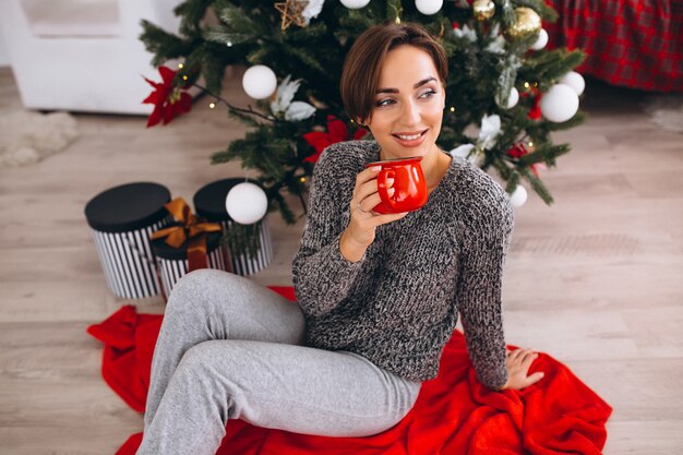 クリスマスイブにお茶を飲む女性