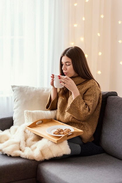 Foto gratuita donna che beve il tè