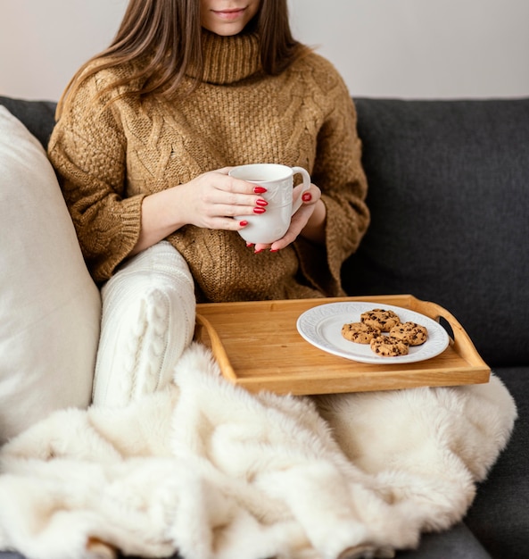 Free photo woman drinking tea