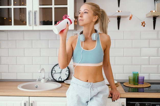 Acqua potabile della donna dopo l'allenamento