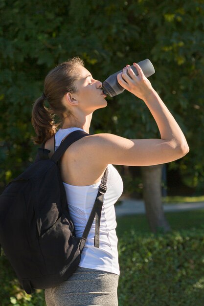 水を飲む女性