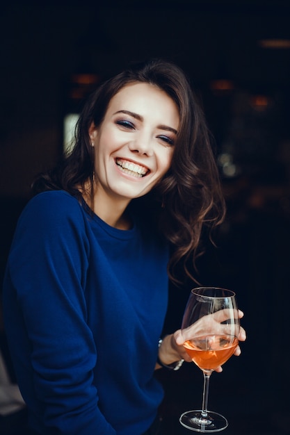 Foto gratuita donna che beve vino