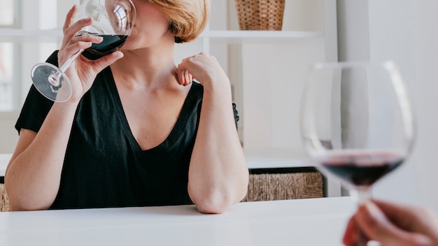 女性のワインを飲む