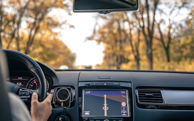 Foto gratuita le mani della donna conducente sul volante all'interno dell'auto