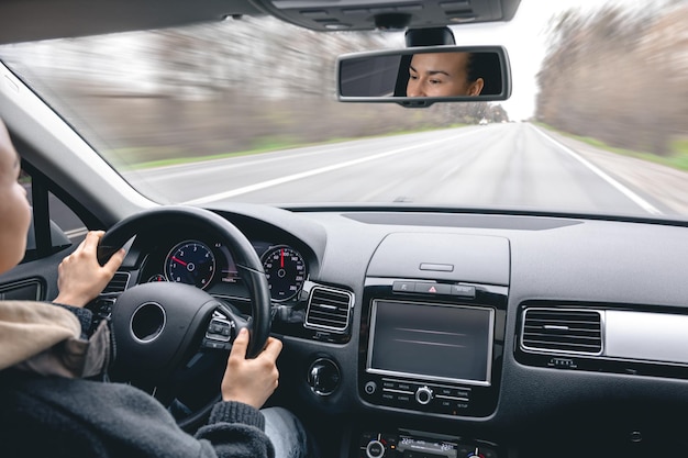 Foto gratuita la donna guida le mani sul volante di un'auto