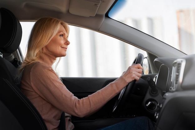 Foto gratuita donna alla guida di un'auto durante il test della patente