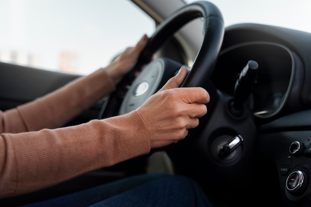 無料写真 運転免許を取得するためのテストのために車を運転する女性