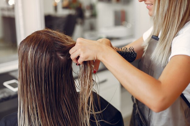 Женщина сушит волосы в парикмахерской