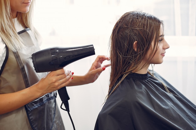 ヘアサロンで髪を乾かす女性