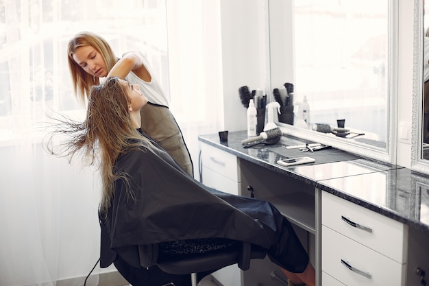 ヘアサロンで髪を乾かす女性