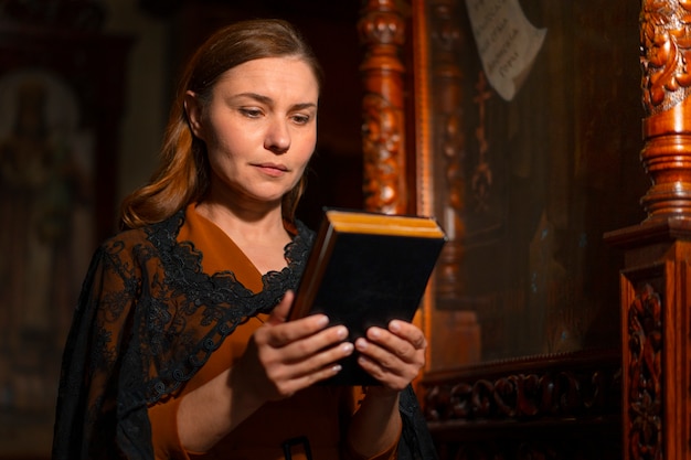 Foto gratuita donna durante il pellegrinaggio religioso presso la chiesa