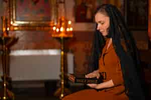 Foto gratuita donna durante il pellegrinaggio religioso presso la chiesa