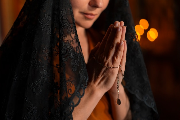Foto gratuita donna durante il pellegrinaggio religioso presso la chiesa