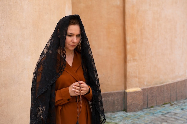 Foto gratuita donna durante il pellegrinaggio religioso presso la chiesa