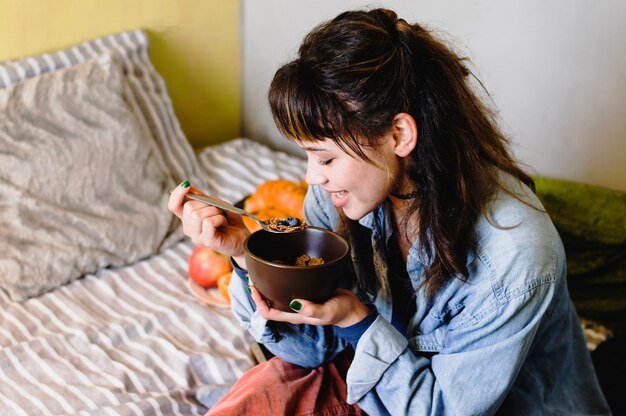 ベッドで朝食を食べる女性