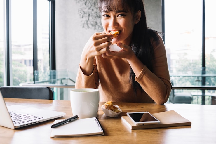 無料Photo 女性、机で食べる
