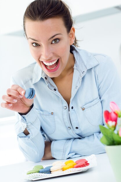 家でフランス語のクッキーを食べる女性